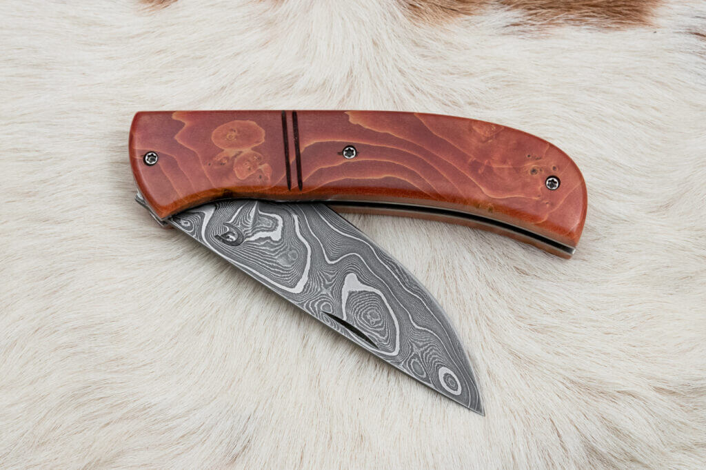 rukojeť nože z damaškové oceli ze stabilizovaného javoru